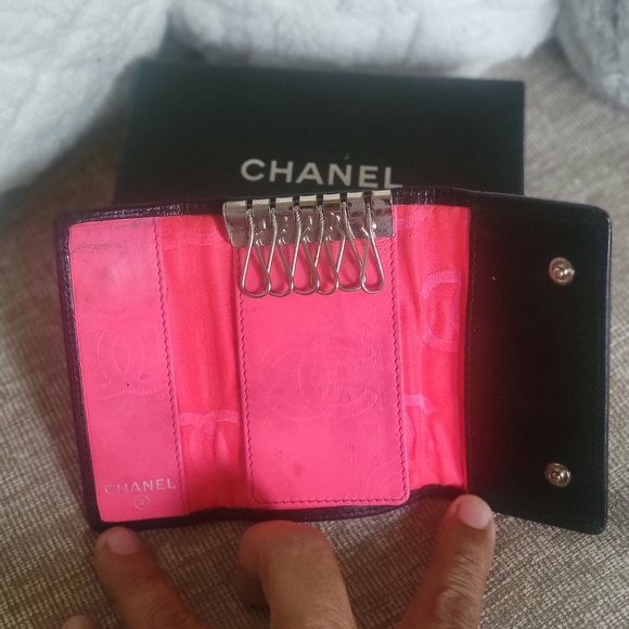 Chanel Quilted Matelasse Cc Logo Black Lambskin 6 Key Card Case - Picture 2 of 9